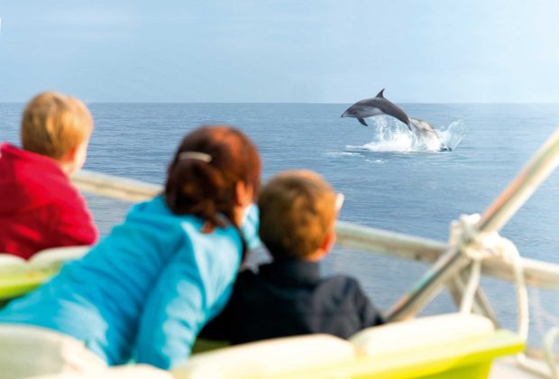 ninos-barco-avistamiento-delfines-mallorca